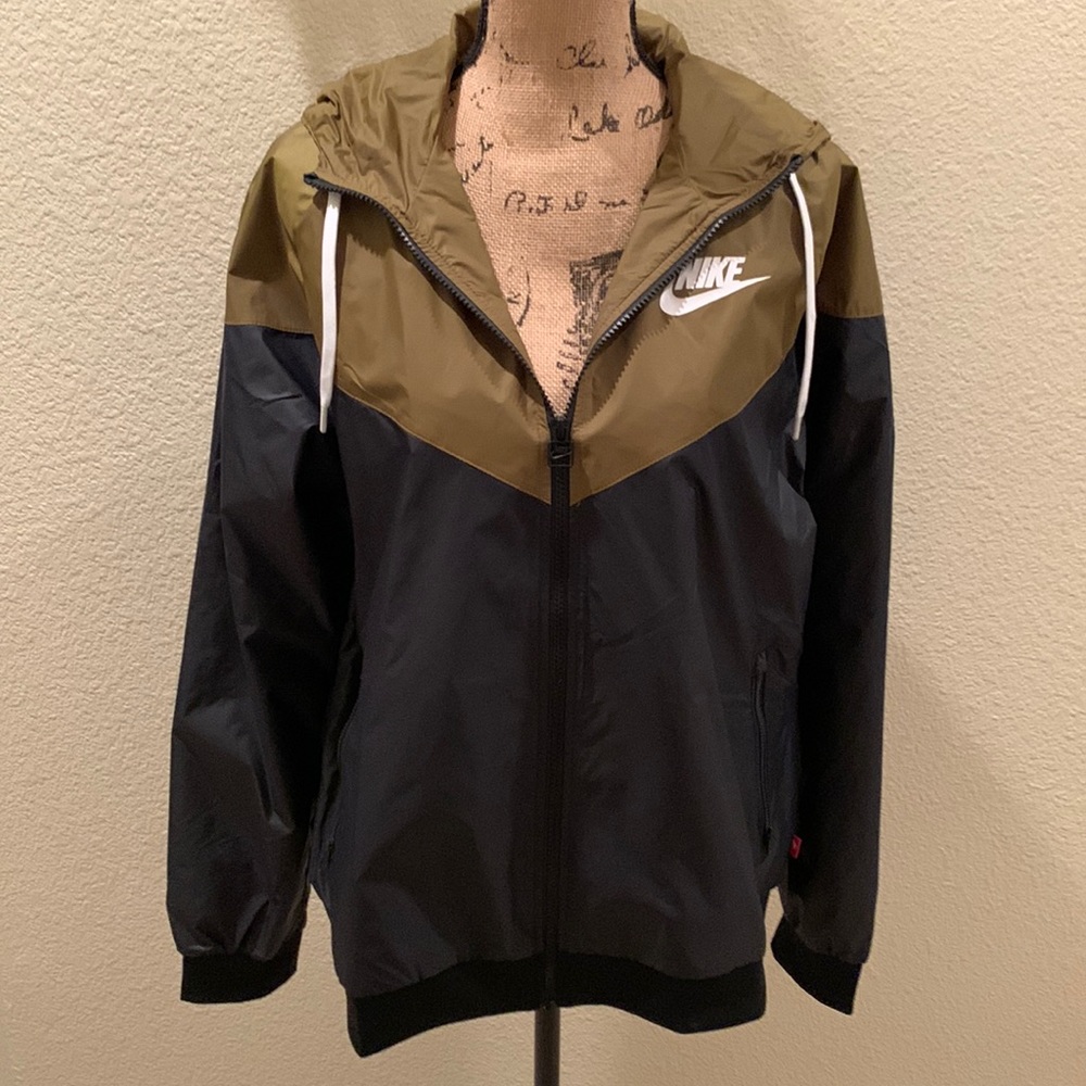 Nike Women’s Sportswear Windrunner Jacket